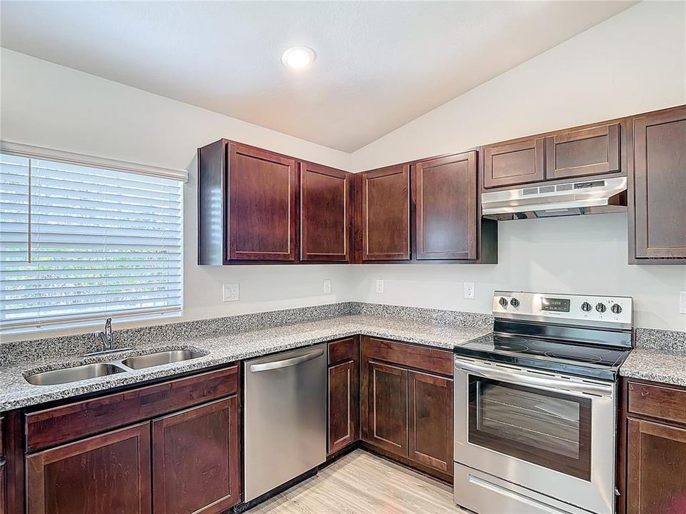 Activo con contrato: $301,900 (4 camas, 2 baños, 1613 Pies cuadrados)