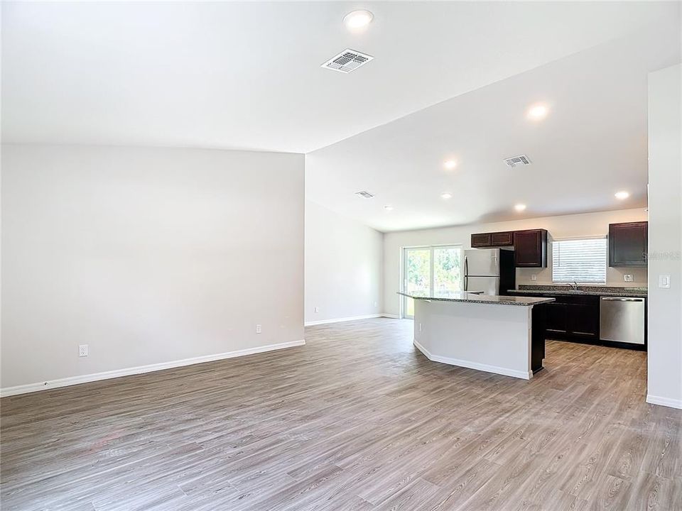 Activo con contrato: $301,900 (4 camas, 2 baños, 1613 Pies cuadrados)