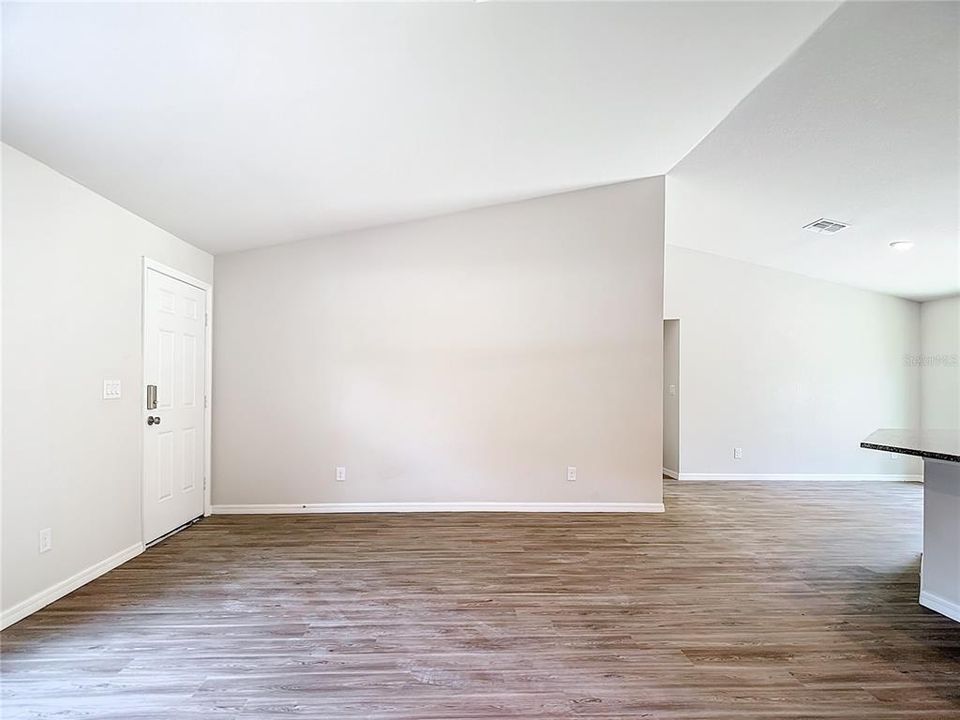 Activo con contrato: $301,900 (4 camas, 2 baños, 1613 Pies cuadrados)