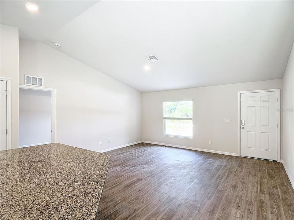 Activo con contrato: $301,900 (4 camas, 2 baños, 1613 Pies cuadrados)