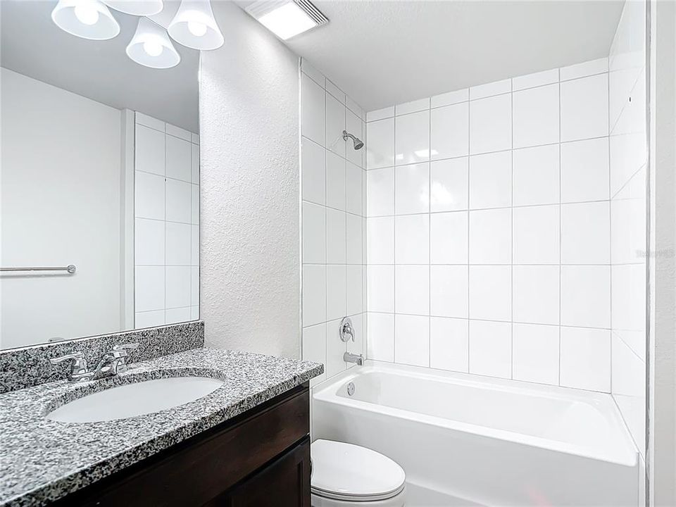 Activo con contrato: $301,900 (4 camas, 2 baños, 1613 Pies cuadrados)