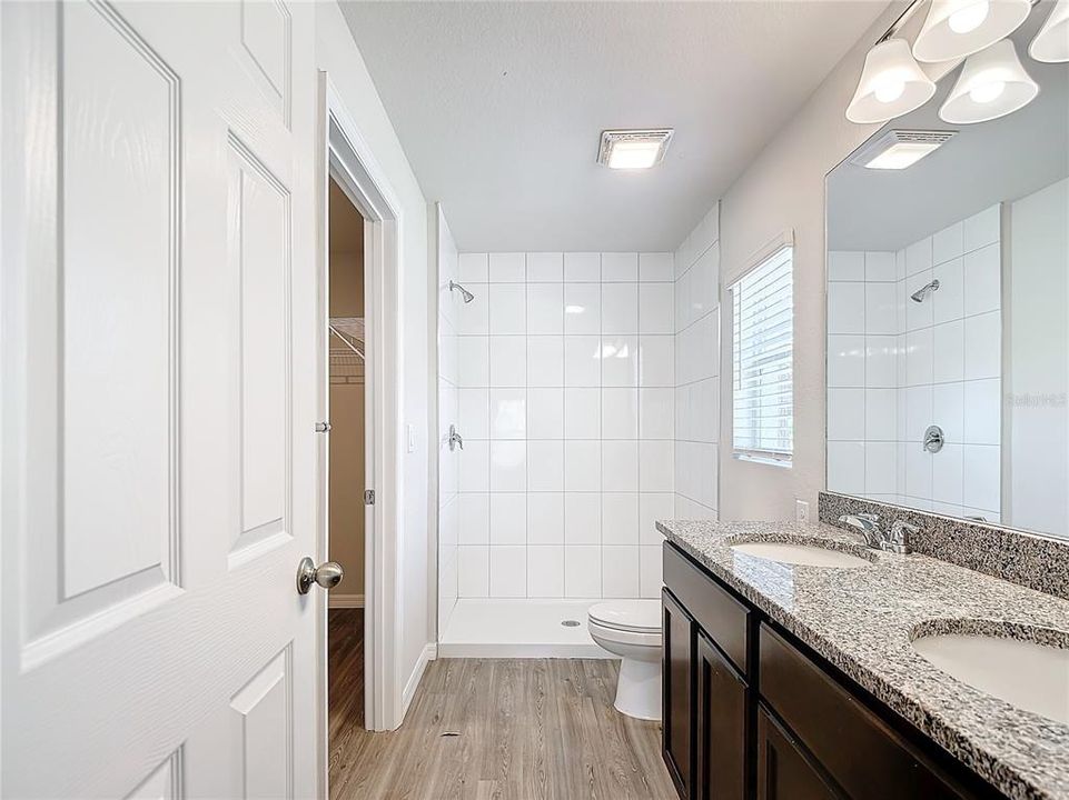 Activo con contrato: $301,900 (4 camas, 2 baños, 1613 Pies cuadrados)