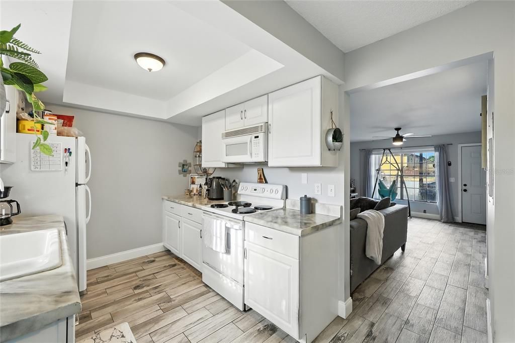 Active With Contract: $210,000 (2 beds, 2 baths, 1031 Square Feet)