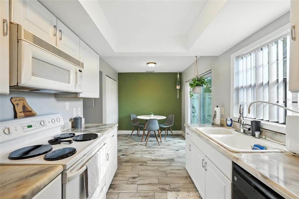 Active With Contract: $210,000 (2 beds, 2 baths, 1031 Square Feet)