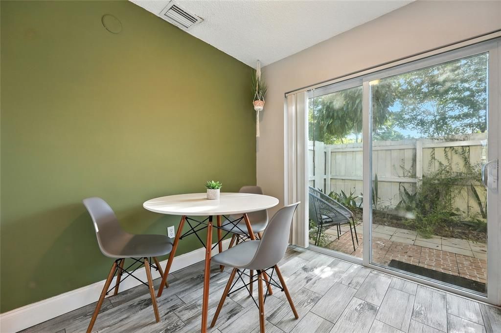 Active With Contract: $210,000 (2 beds, 2 baths, 1031 Square Feet)