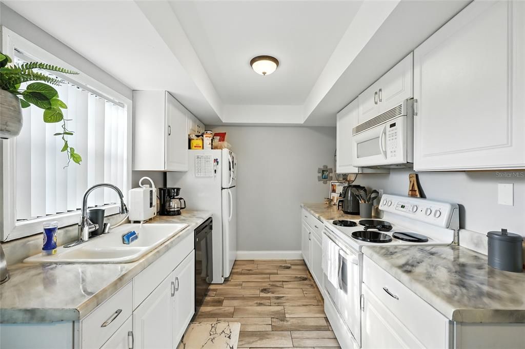 Active With Contract: $210,000 (2 beds, 2 baths, 1031 Square Feet)