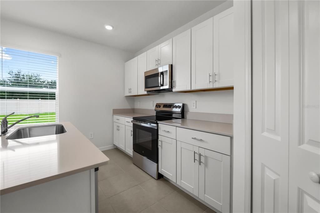 出租: $2,500 (5 贝兹, 3 浴室, 2451 平方英尺)