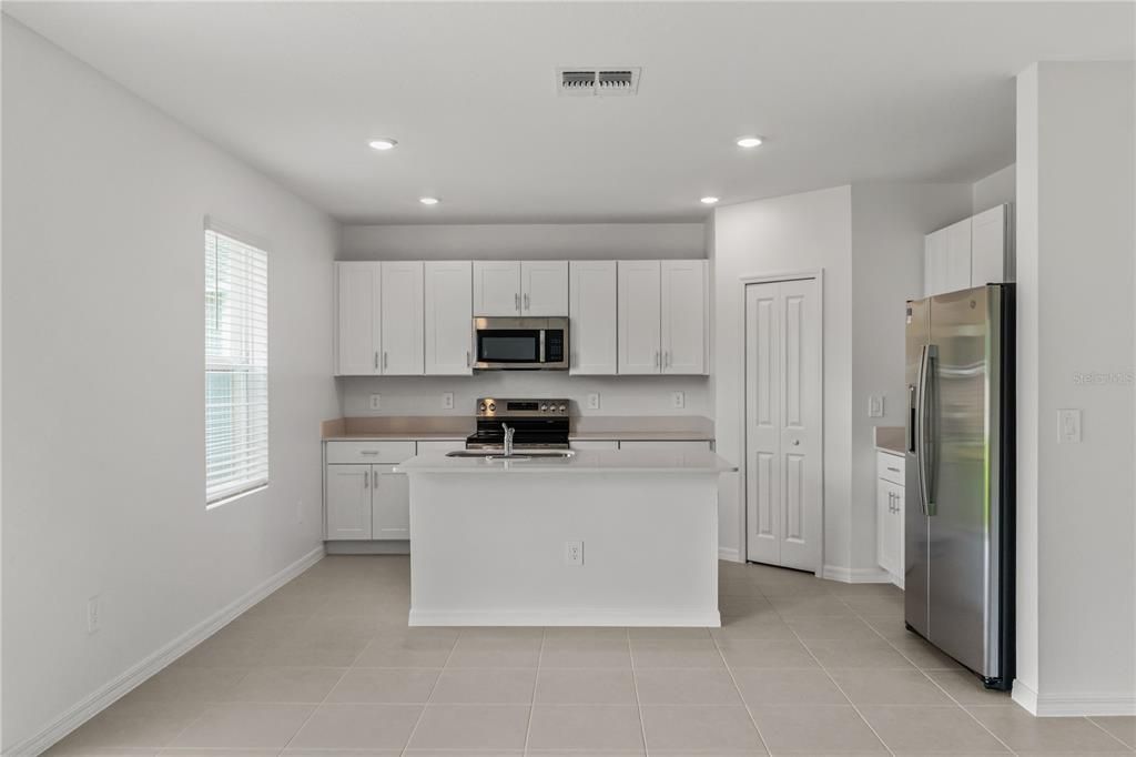 出租: $2,500 (5 贝兹, 3 浴室, 2451 平方英尺)