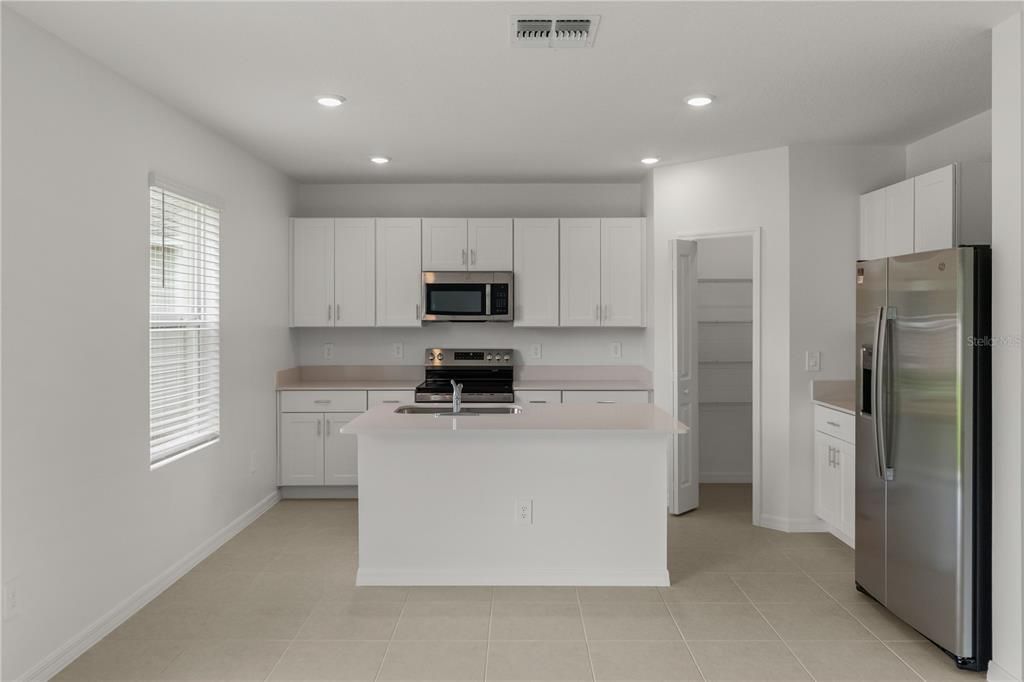 出租: $2,500 (5 贝兹, 3 浴室, 2451 平方英尺)