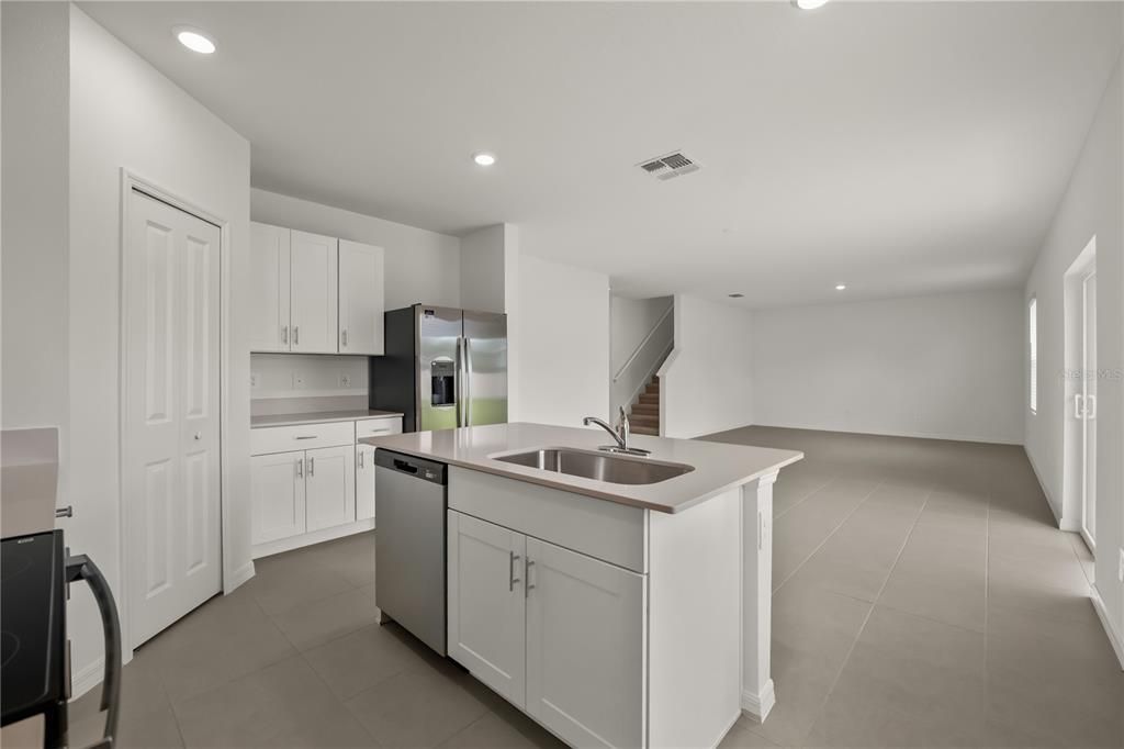 出租: $2,500 (5 贝兹, 3 浴室, 2451 平方英尺)