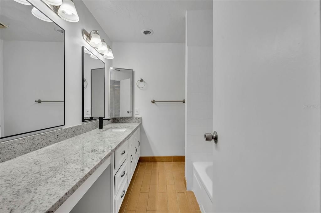 For Sale: $115,000 (1 beds, 1 baths, 872 Square Feet)