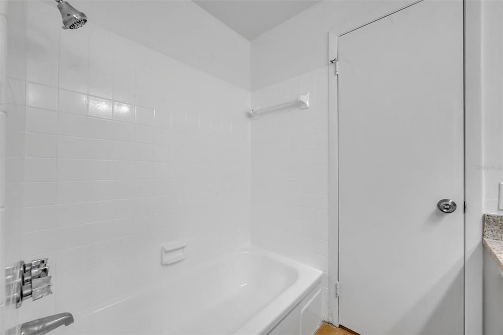 For Sale: $115,000 (1 beds, 1 baths, 872 Square Feet)