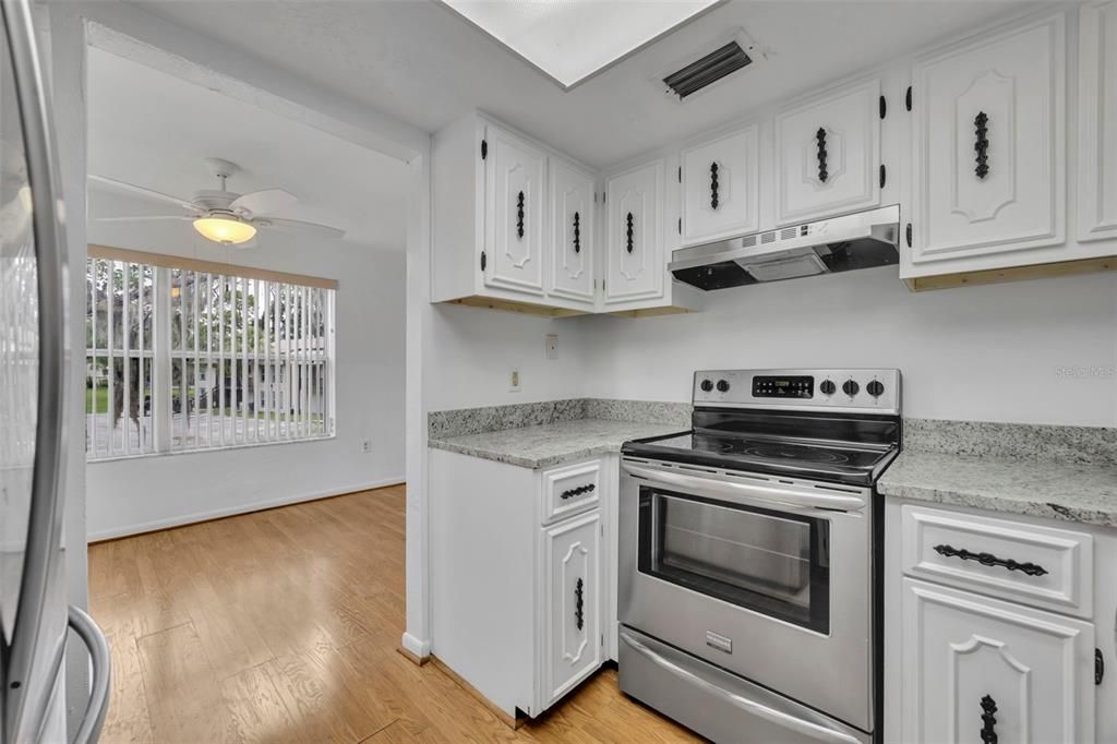 For Sale: $115,000 (1 beds, 1 baths, 872 Square Feet)