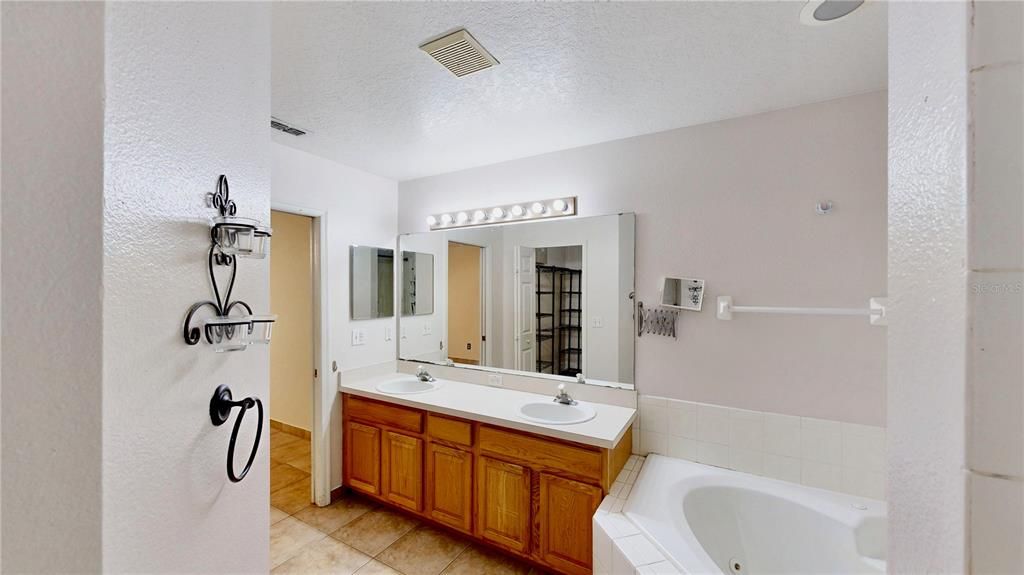 For Sale: $375,000 (3 beds, 2 baths, 1822 Square Feet)