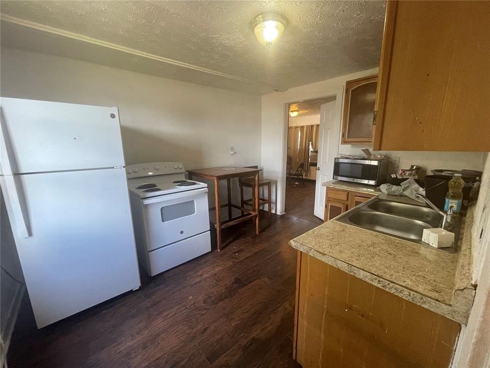 Active With Contract: $73,875 (1 beds, 1 baths, 606 Square Feet)