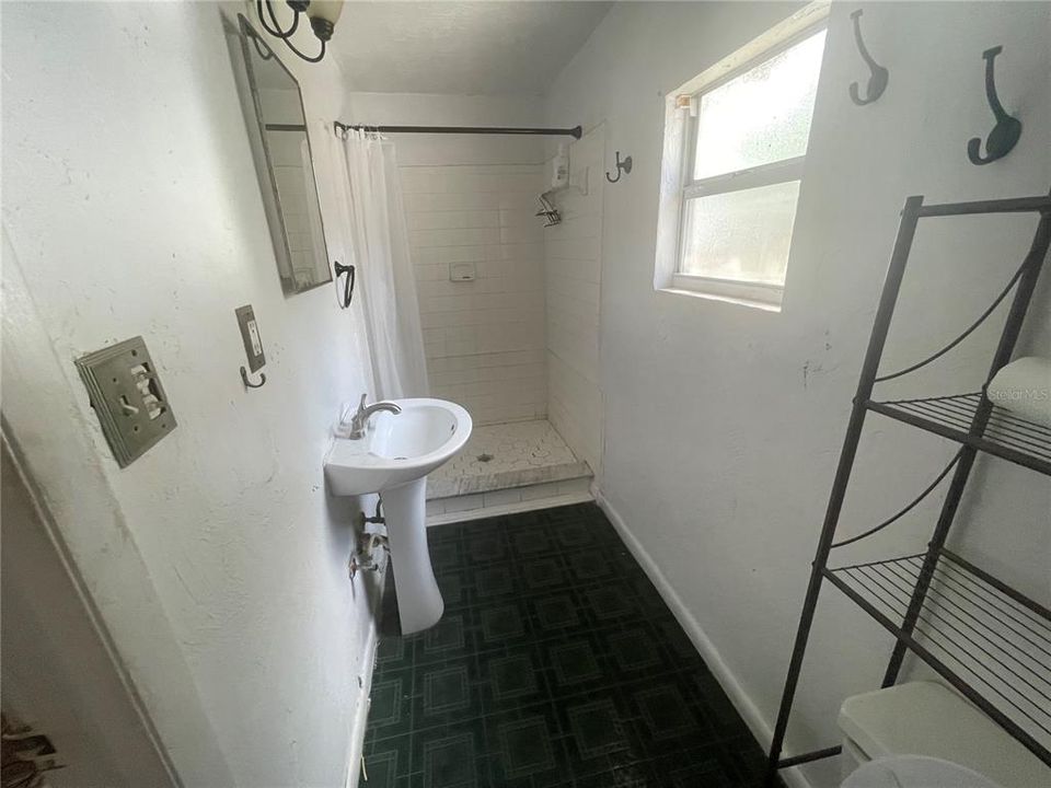 Active With Contract: $73,875 (1 beds, 1 baths, 606 Square Feet)