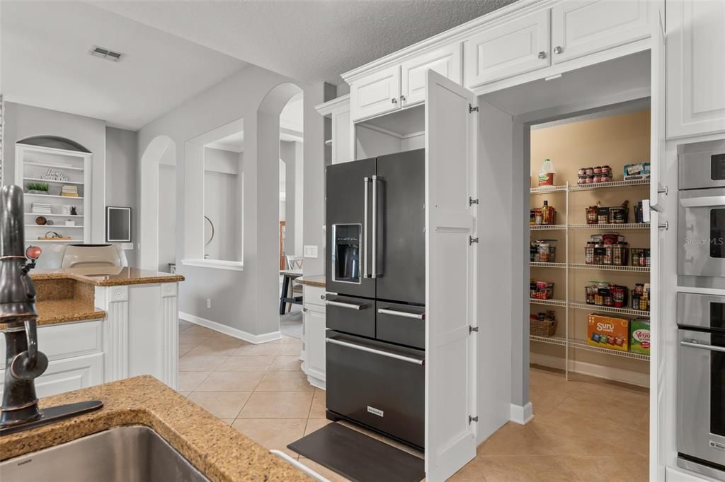 For Sale: $949,000 (5 beds, 4 baths, 4041 Square Feet)