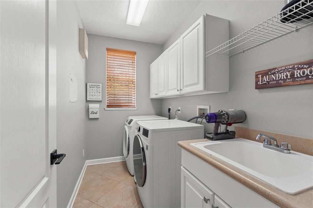 For Sale: $949,000 (5 beds, 4 baths, 4041 Square Feet)