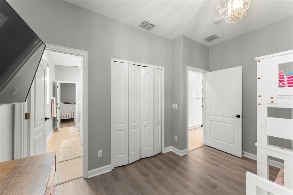 For Sale: $949,000 (5 beds, 4 baths, 4041 Square Feet)