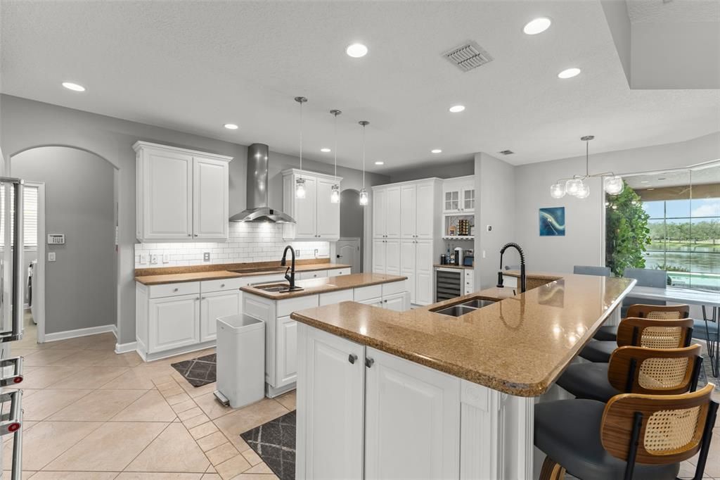 For Sale: $949,000 (5 beds, 4 baths, 4041 Square Feet)