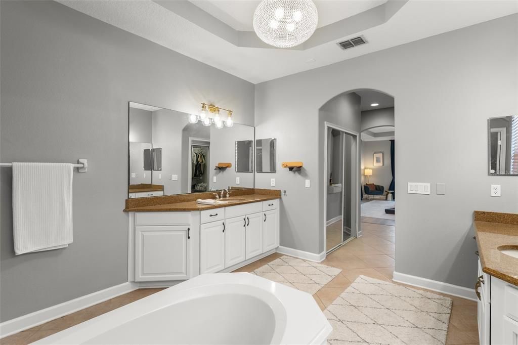 For Sale: $949,000 (5 beds, 4 baths, 4041 Square Feet)