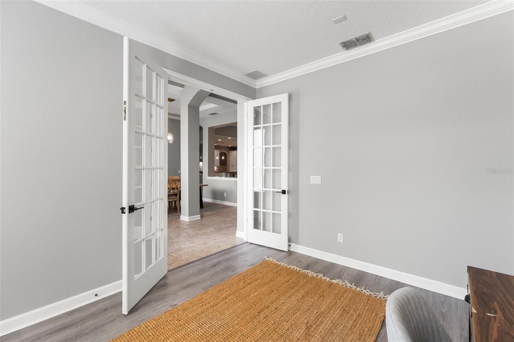 For Sale: $949,000 (5 beds, 4 baths, 4041 Square Feet)