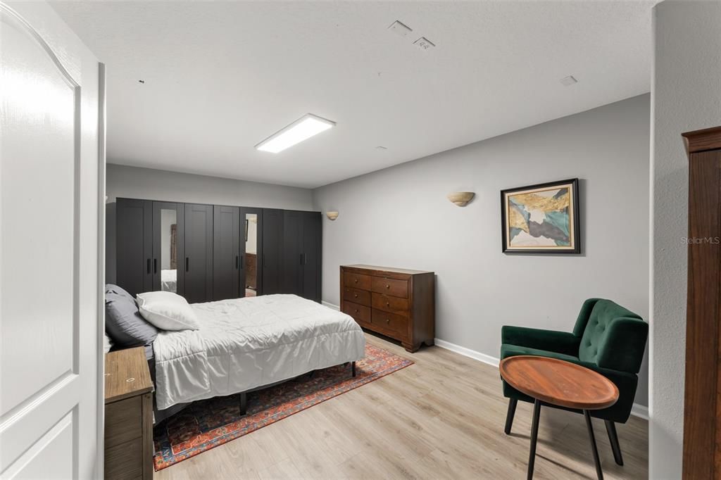 For Sale: $949,000 (5 beds, 4 baths, 4041 Square Feet)