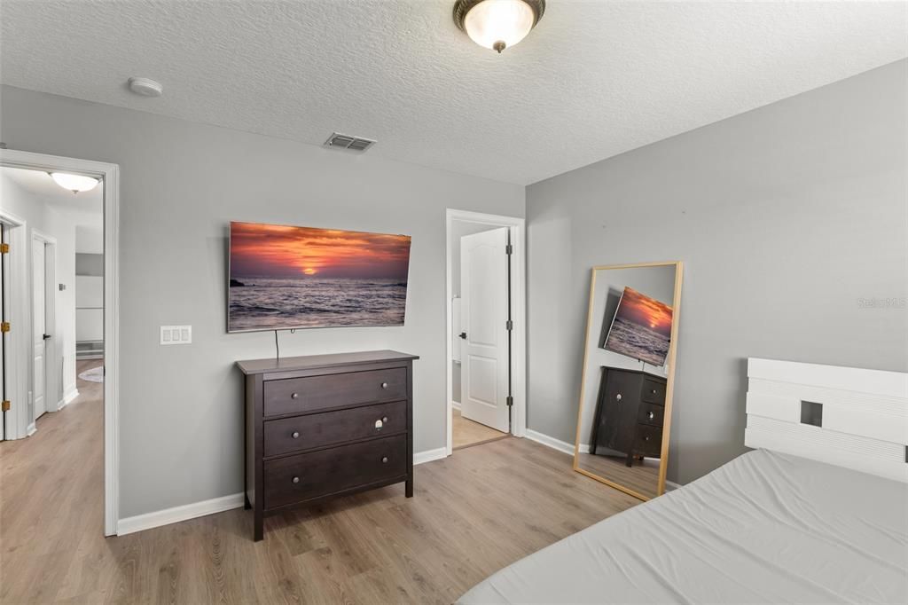 For Sale: $949,000 (5 beds, 4 baths, 4041 Square Feet)