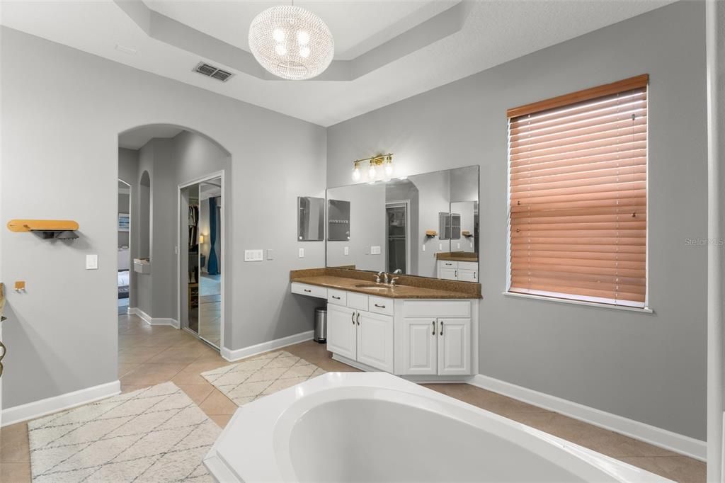 For Sale: $949,000 (5 beds, 4 baths, 4041 Square Feet)