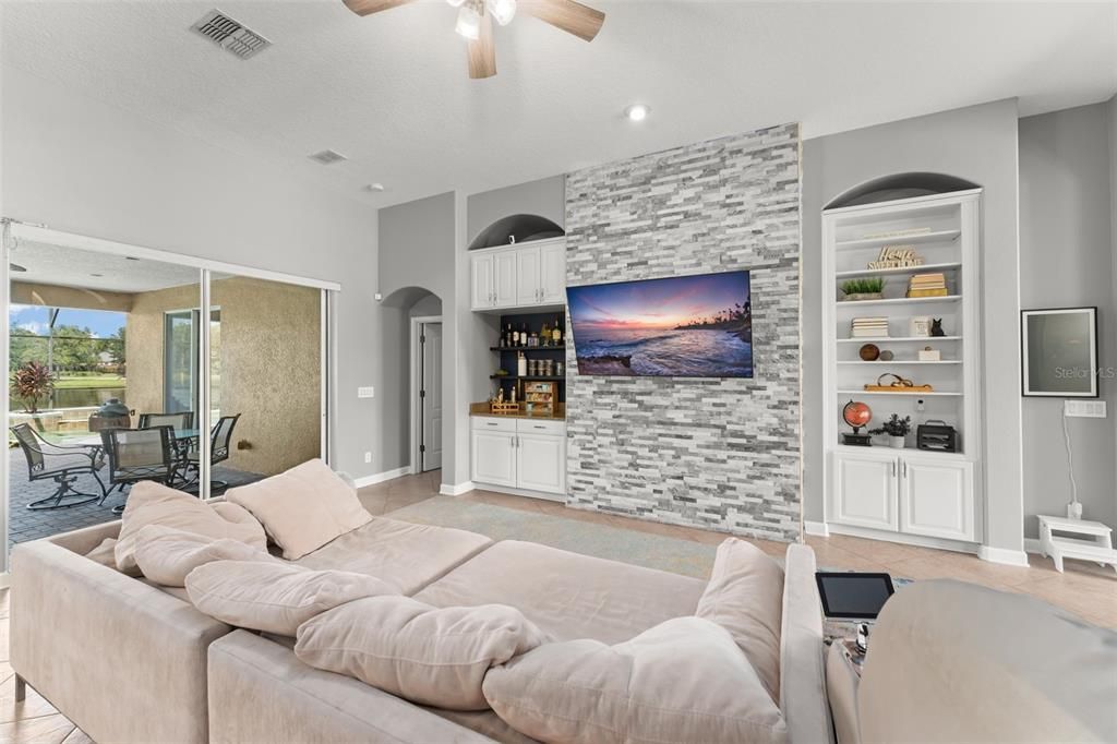 For Sale: $949,000 (5 beds, 4 baths, 4041 Square Feet)