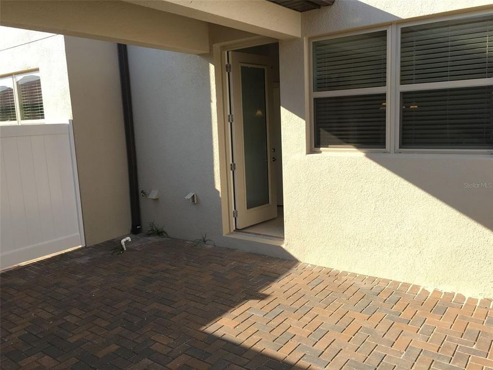 合同活跃: $1,950 (2 贝兹, 2 浴室, 1617 平方英尺)