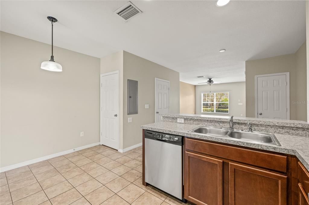 Active With Contract: $227,000 (2 beds, 2 baths, 1248 Square Feet)