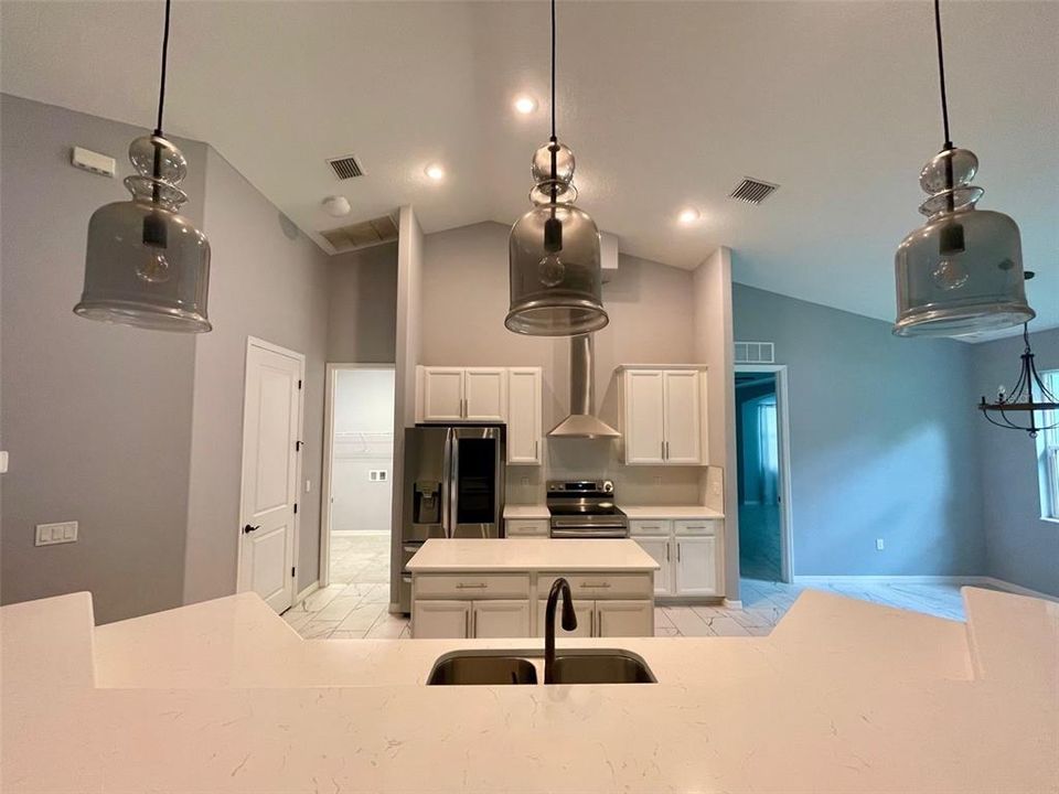 Под контрактом: $425,000 (4 спален, 3 ванн, 2649 Квадратных фут)