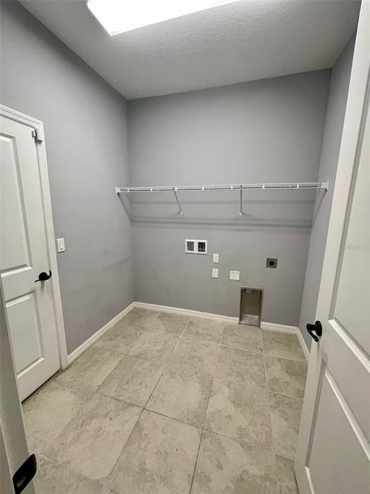 Под контрактом: $425,000 (4 спален, 3 ванн, 2649 Квадратных фут)