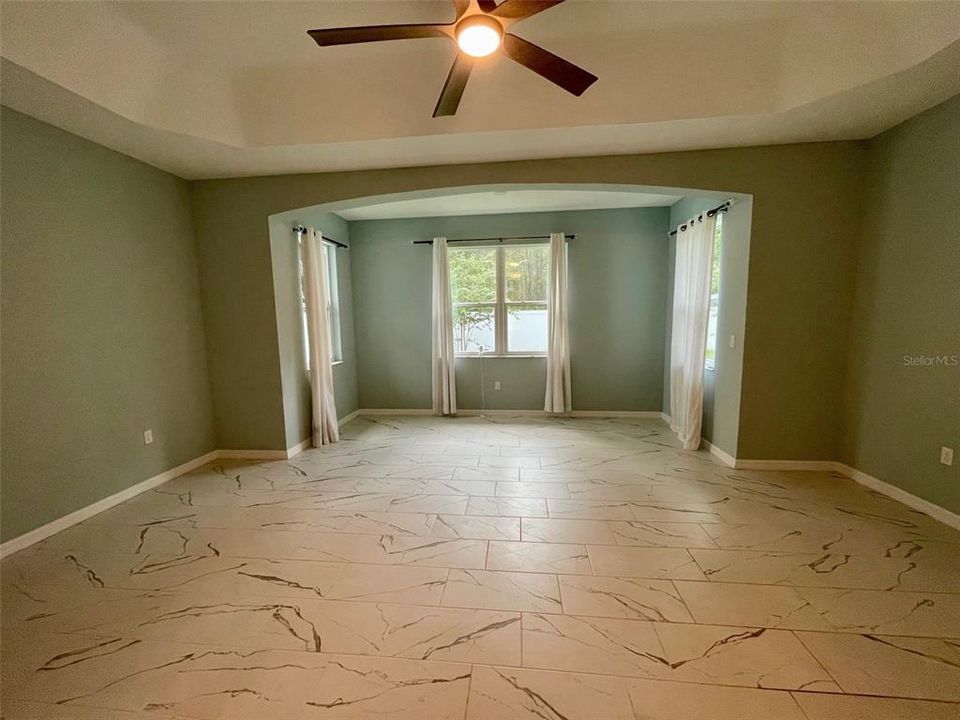 Под контрактом: $425,000 (4 спален, 3 ванн, 2649 Квадратных фут)