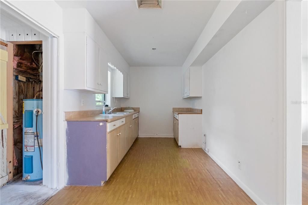 Под контрактом: $165,000 (3 спален, 2 ванн, 1002 Квадратных фут)