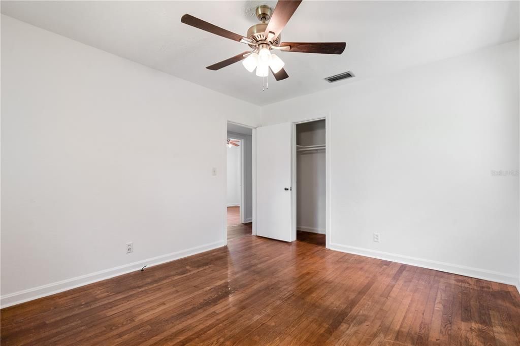 Под контрактом: $165,000 (3 спален, 2 ванн, 1002 Квадратных фут)