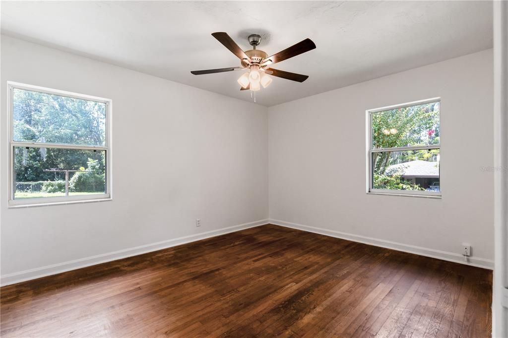 Под контрактом: $165,000 (3 спален, 2 ванн, 1002 Квадратных фут)