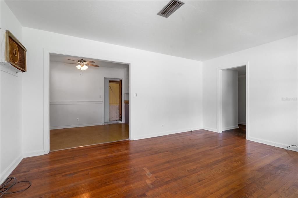 Под контрактом: $165,000 (3 спален, 2 ванн, 1002 Квадратных фут)