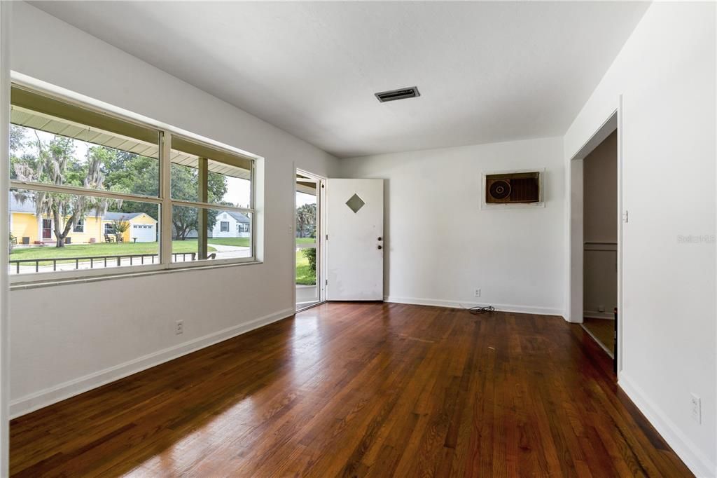 Под контрактом: $165,000 (3 спален, 2 ванн, 1002 Квадратных фут)