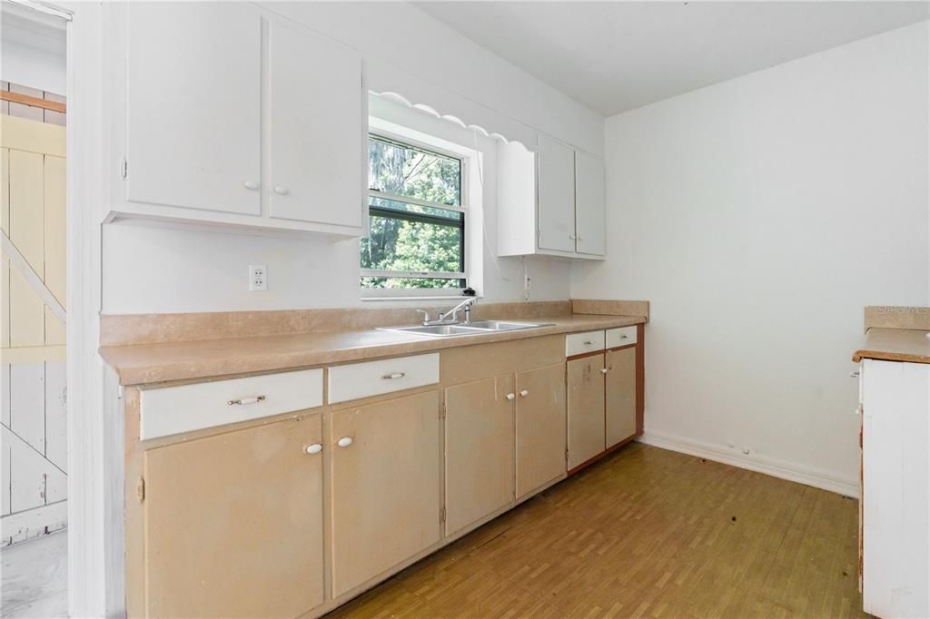 Под контрактом: $165,000 (3 спален, 2 ванн, 1002 Квадратных фут)