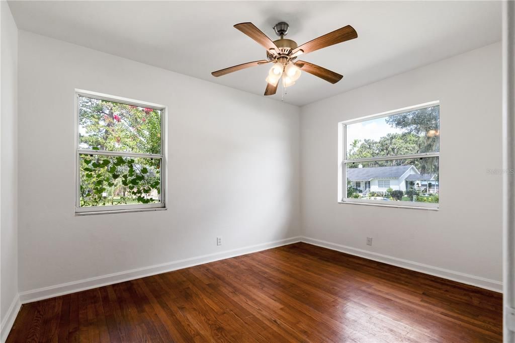 Под контрактом: $165,000 (3 спален, 2 ванн, 1002 Квадратных фут)