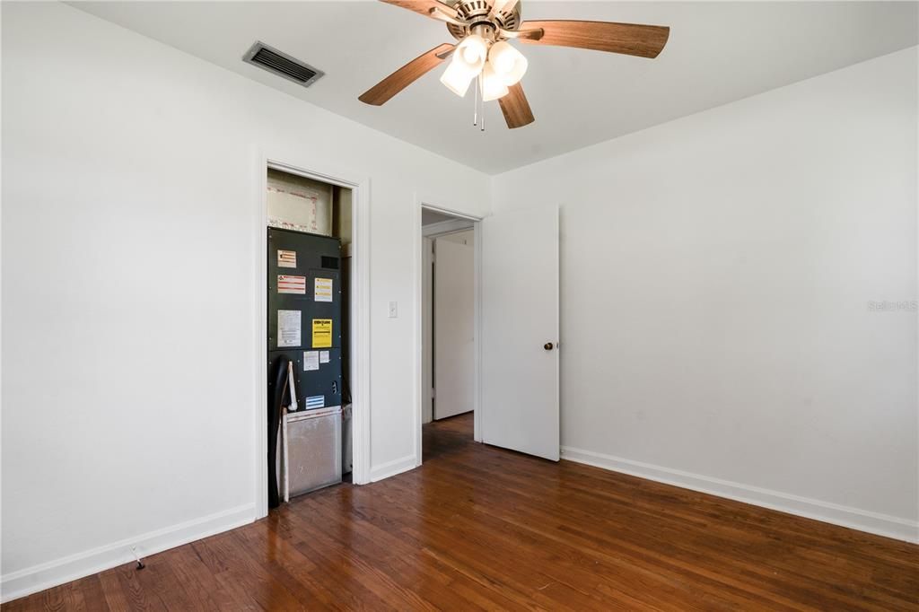 Под контрактом: $165,000 (3 спален, 2 ванн, 1002 Квадратных фут)