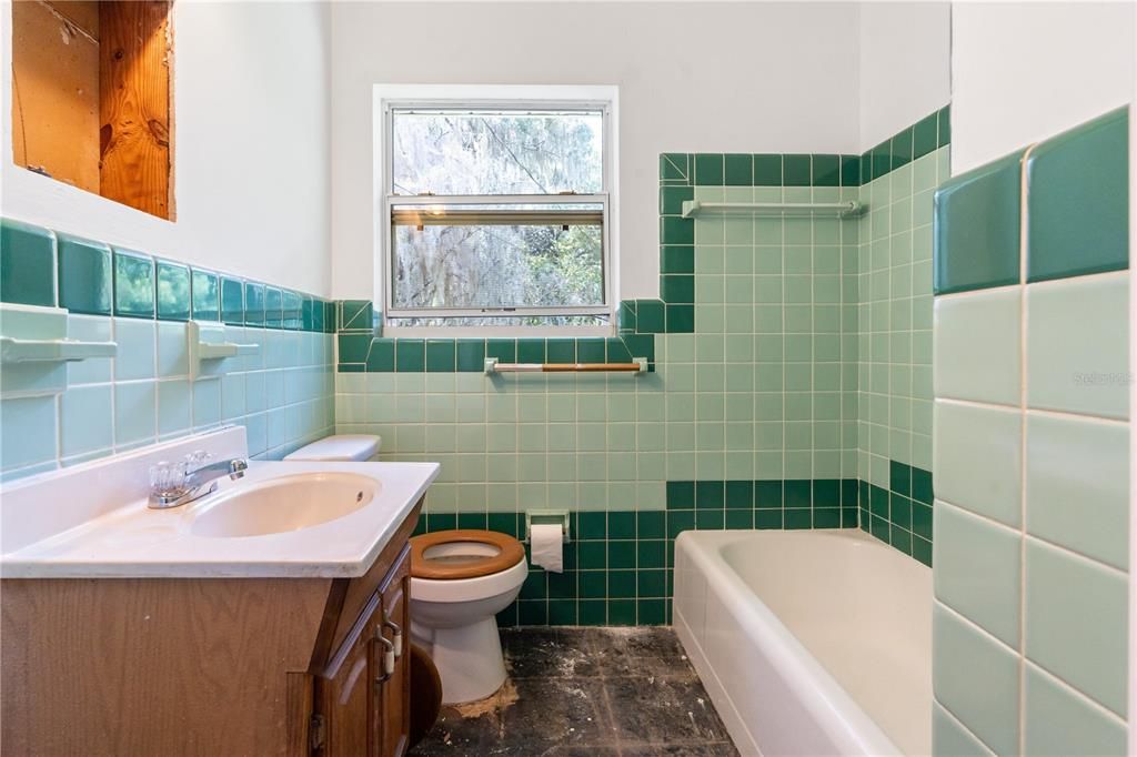 Под контрактом: $165,000 (3 спален, 2 ванн, 1002 Квадратных фут)