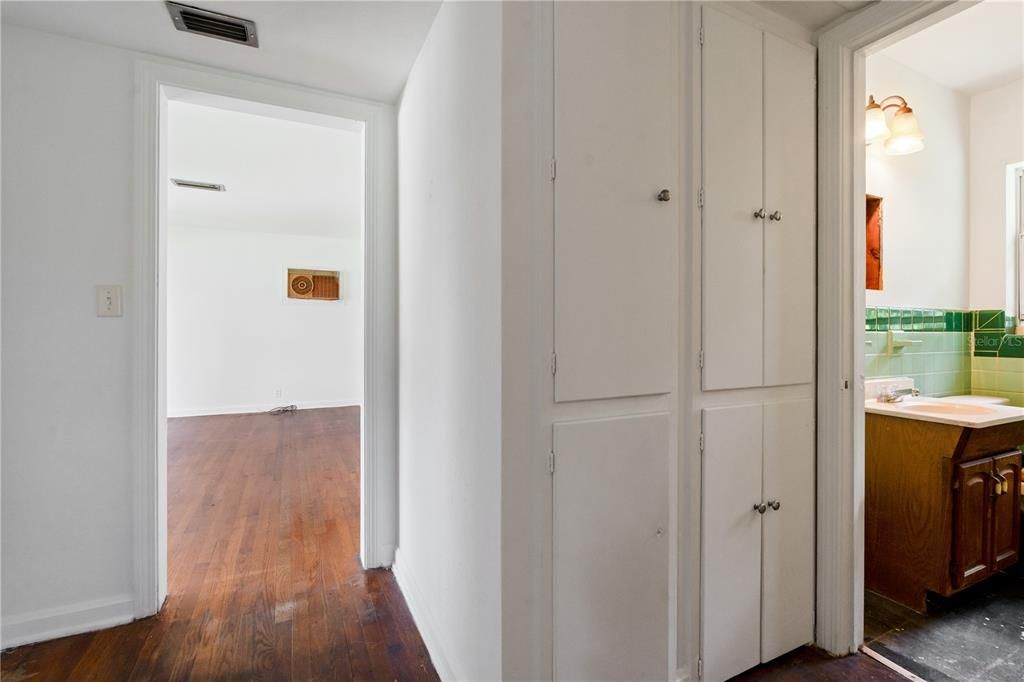 Под контрактом: $165,000 (3 спален, 2 ванн, 1002 Квадратных фут)