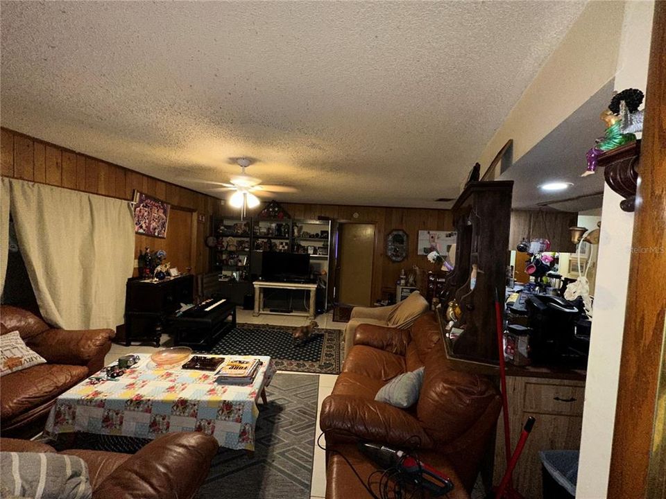 Activo con contrato: $410,000 (5 camas, 3 baños, 2783 Pies cuadrados)