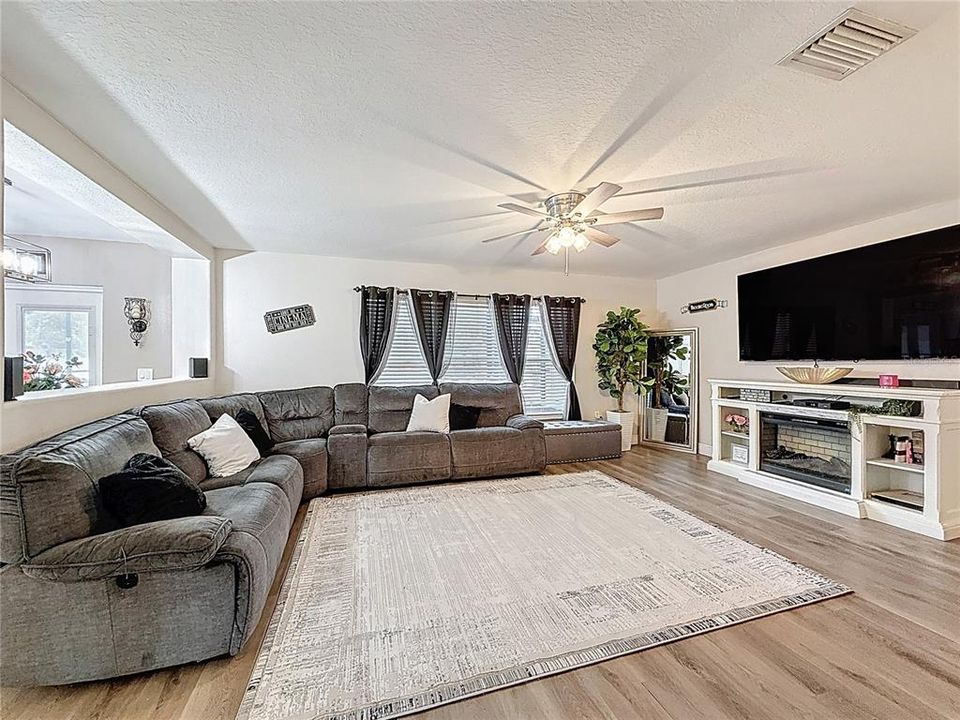 Active With Contract: $474,932 (4 beds, 2 baths, 2885 Square Feet)