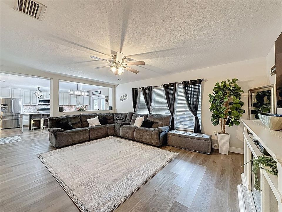 Active With Contract: $474,932 (4 beds, 2 baths, 2885 Square Feet)