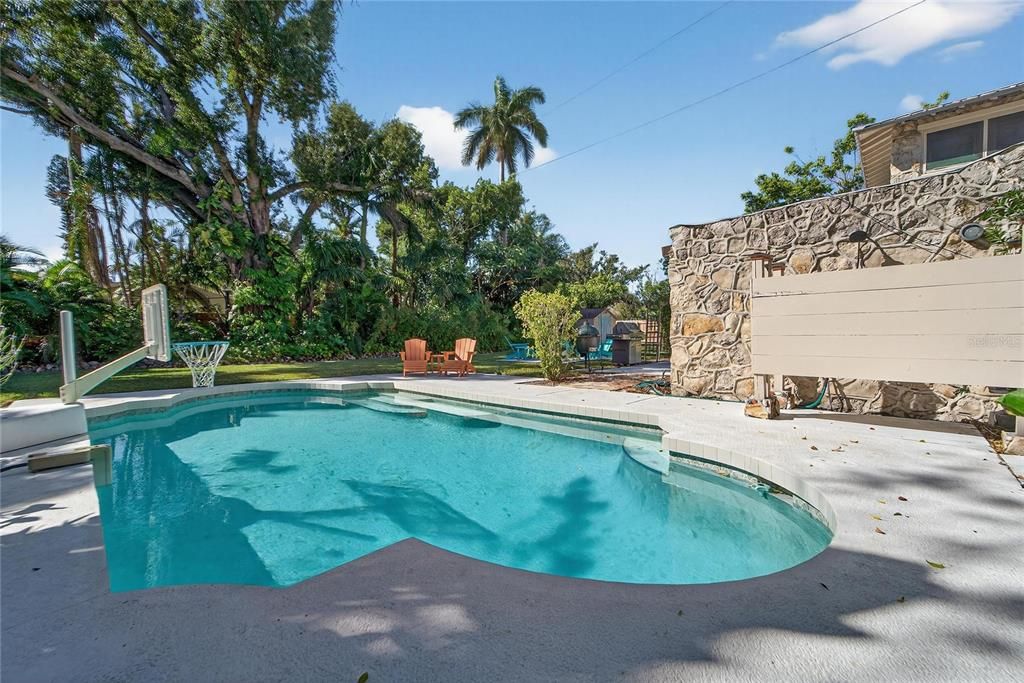 合同活跃: $725,000 (3 贝兹, 2 浴室, 2202 平方英尺)