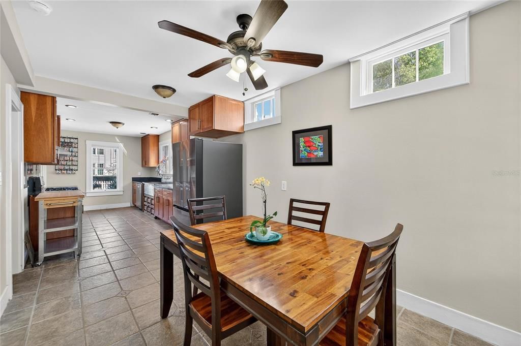 合同活跃: $725,000 (3 贝兹, 2 浴室, 2202 平方英尺)